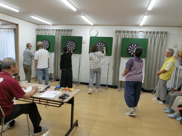 的をねらって投げています