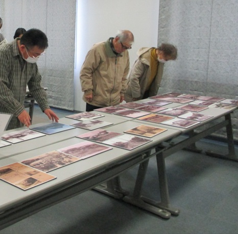 写真を見る風景