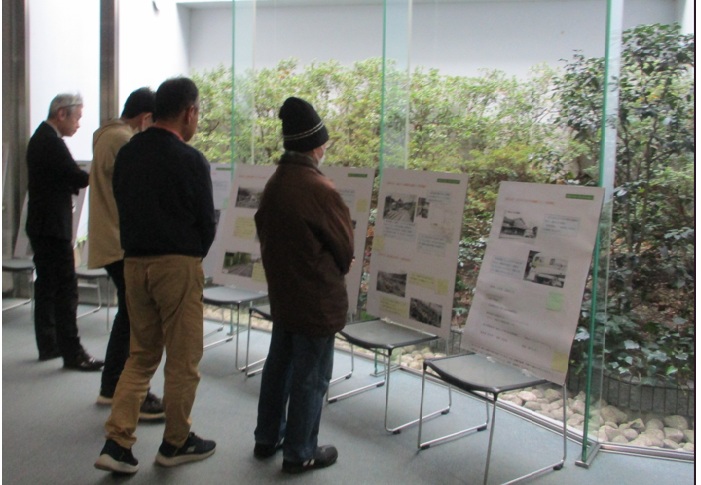 パネルを見る風景