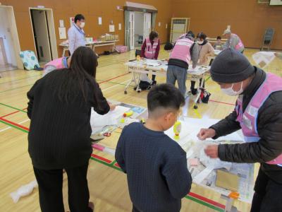 必要な材料を一緒に確認しています。