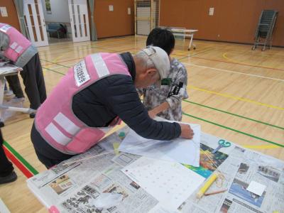 愛好会メンバーと参加者の二人一組で作業します。