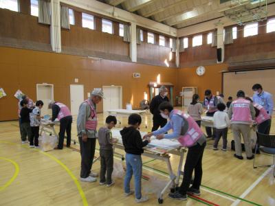 大沢児童館と共催でするめ天旗作りを行いました。