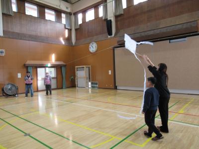 送風機の風で凧を飛ばしました。