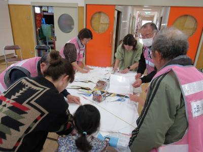 集まって和気あいあいと作業を進めます。