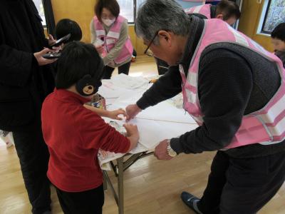 二人一組で一緒に作業を行います。