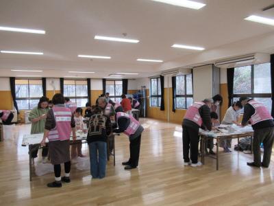 川前児童館にてするめ天旗作りを行いました。