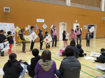 こどもたちが凧に描いた絵を発表しています。