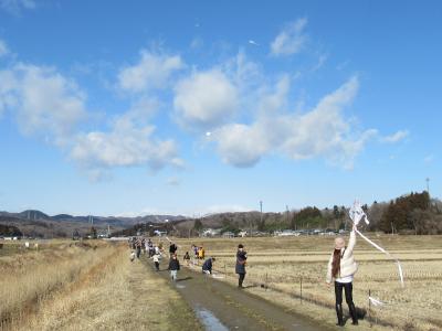 青空の下凧揚げを行いました。