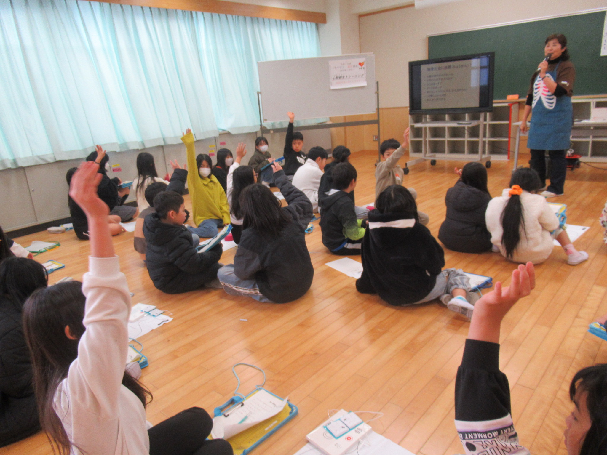 手を上げている