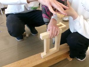 パーツを組み立てている様子