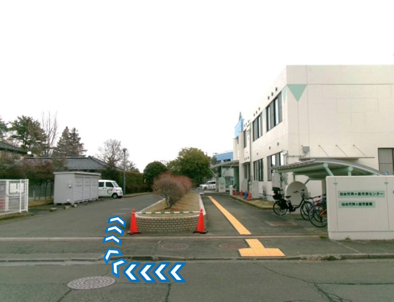 貝ケ森市民センターの正面入口