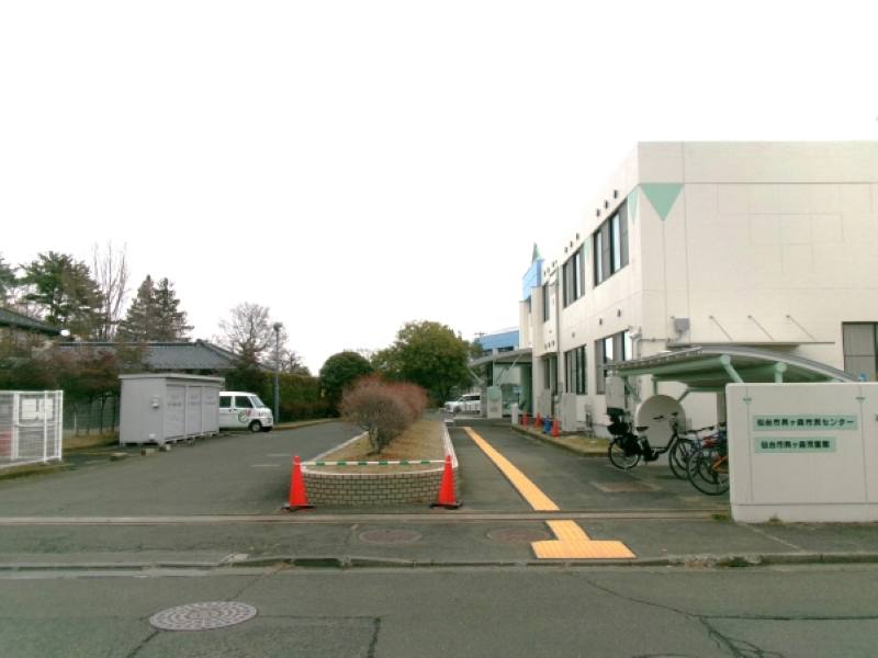 貝ケ森市民センターの正面入口