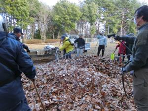 落ち葉に水や土を混ぜ込んでいます