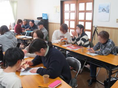 スマホ操作の疑問点を講師に質問します