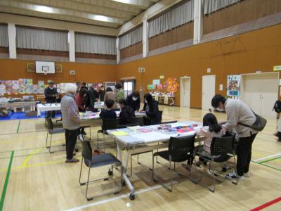 体育館にて作品展示と工作コーナーを実施しました