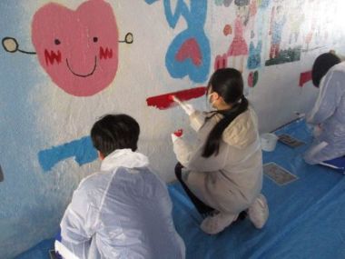 トンネル内の中学生の描画風景