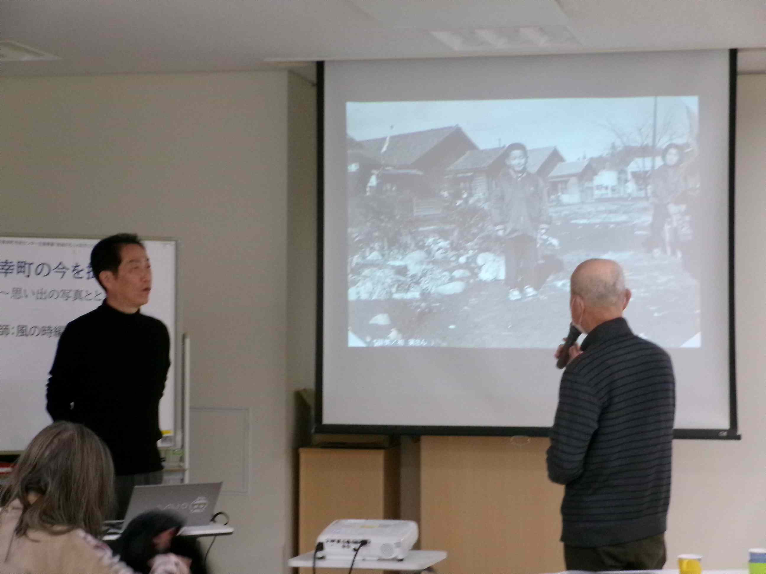 写真について説明しています