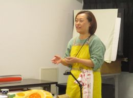 令和7年度あつまれやぎさんママン「飾り巻き寿司を作りましょう」講師の写真