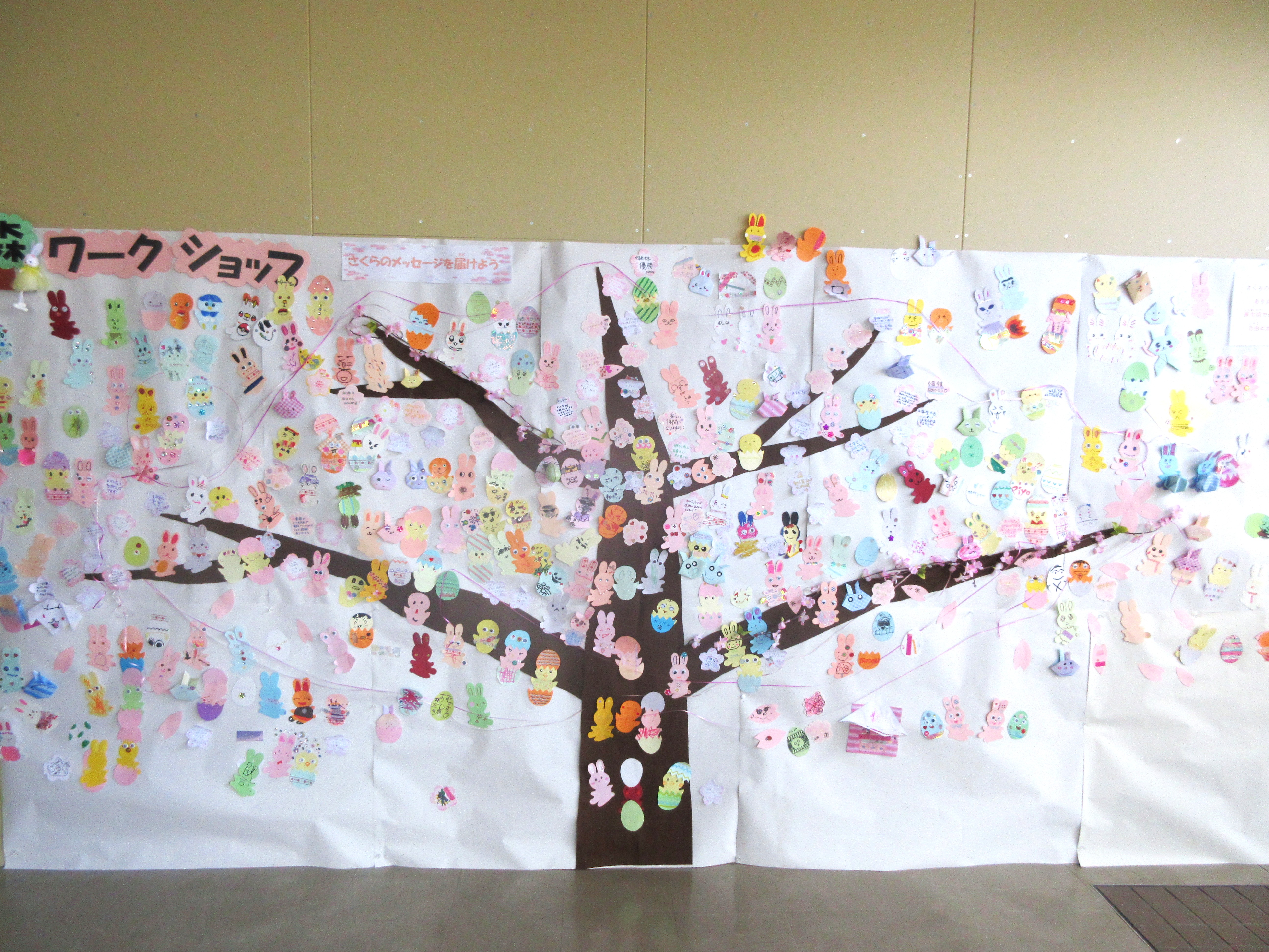 さくらとイースターロビー展示の様子4