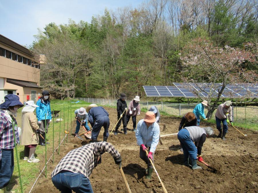 受講生が畑を耕しています