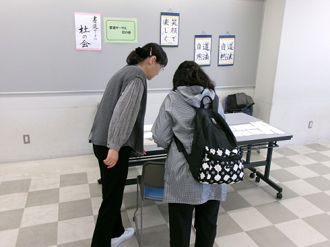 書道サークルの方と見学の方が話している様子の画像