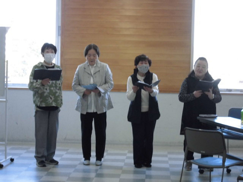 詩吟を吟じている様子の画像