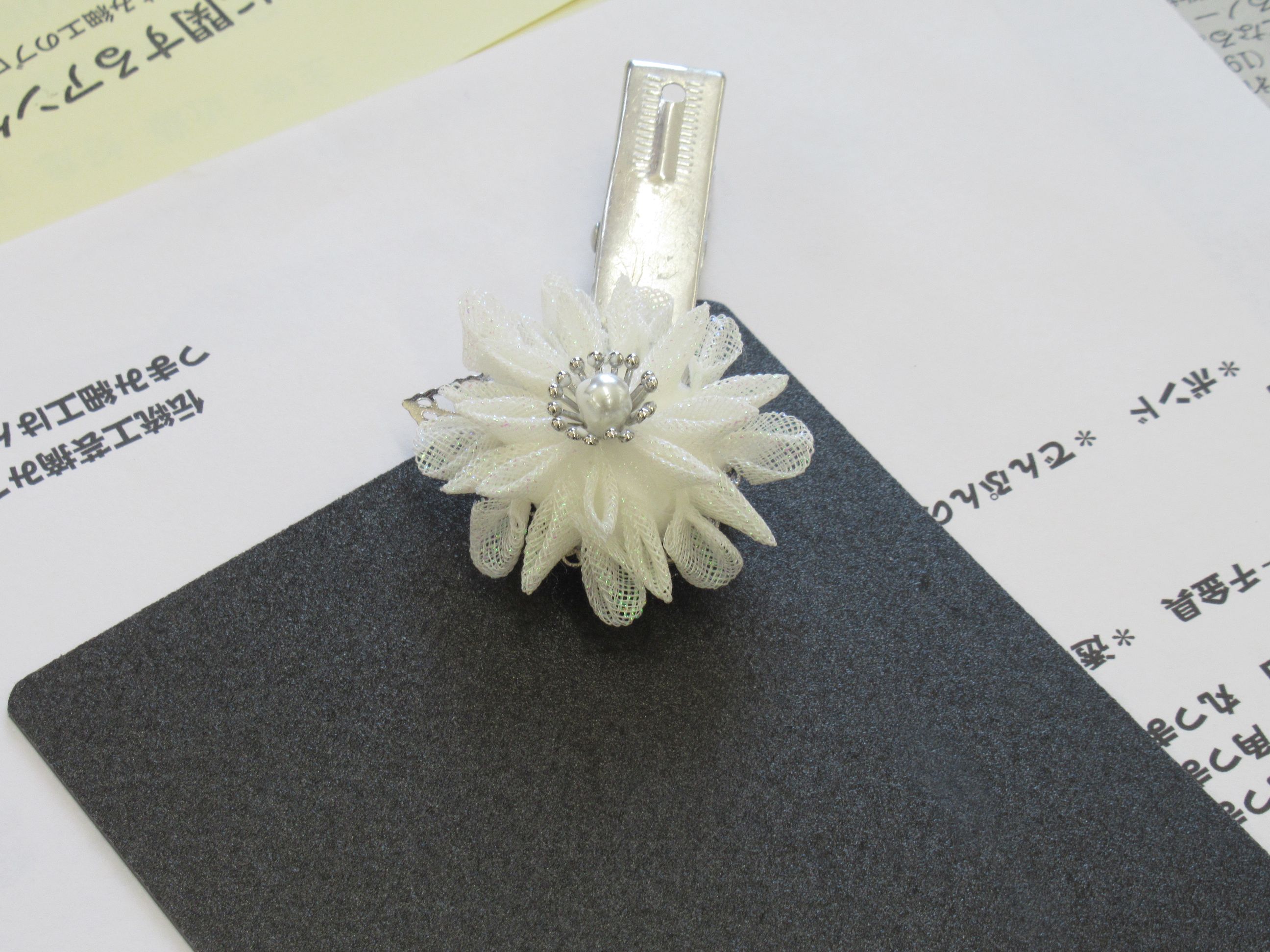 つまみ細工のブローチが完成しました。