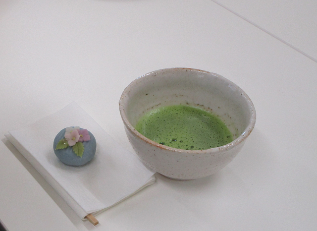 お茶とお菓子