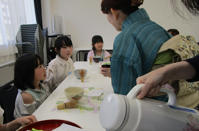 お茶を点てる