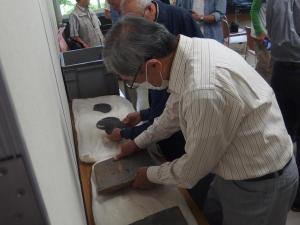 出土した遺物を手に取ってみることもできました