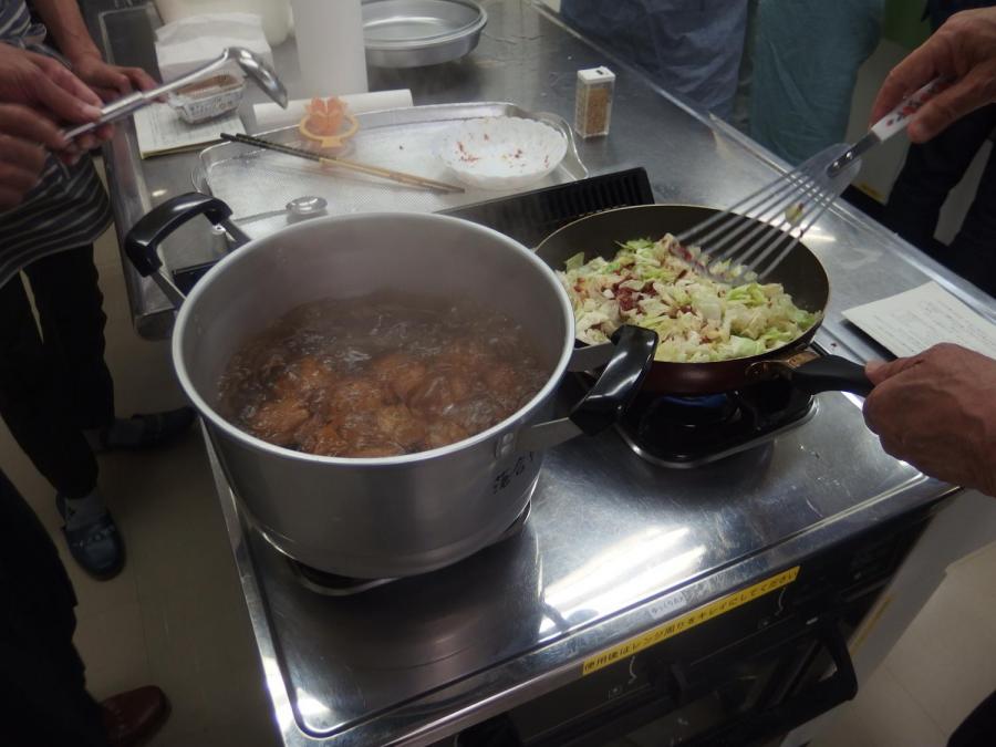 第2回、調理実習で炒め物とゆで卵を作っている様子