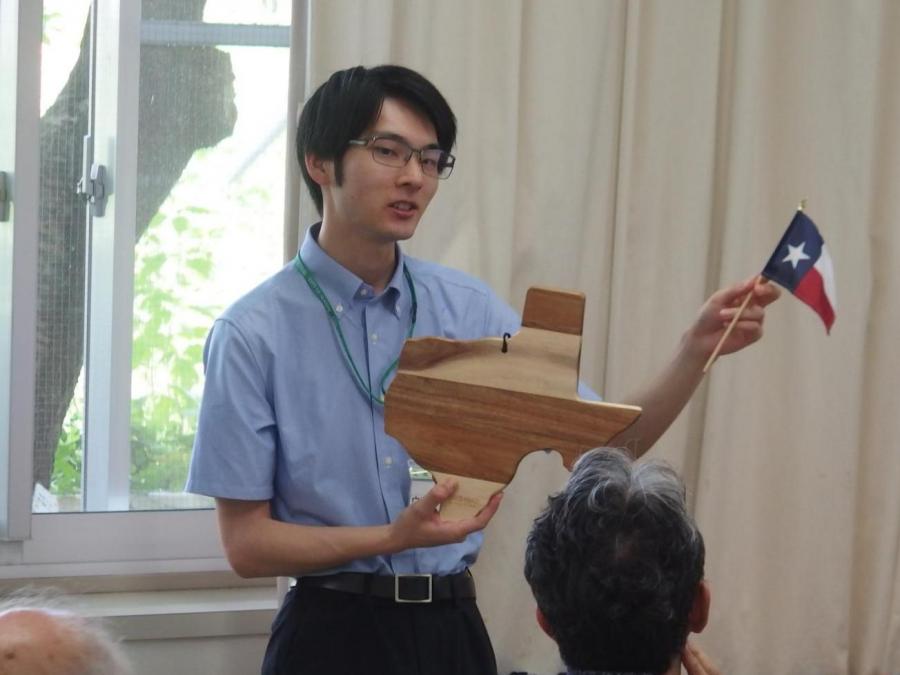 第3回、国際姉妹都市にまつわる品物を紹介していただく様子