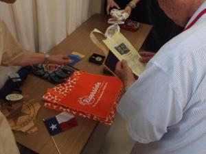 各姉妹都市のお土産・名産品などをお持ちいただきました