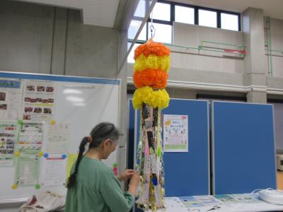 七夕飾り取り付けの様子