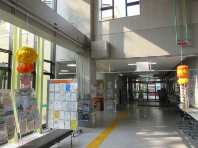 ロビーに展示されている七夕飾り