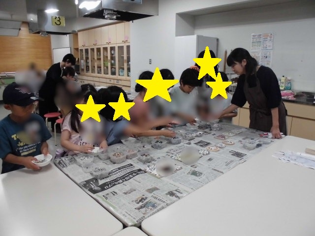 モザイクタイルを選んでいるこどもたちの画像