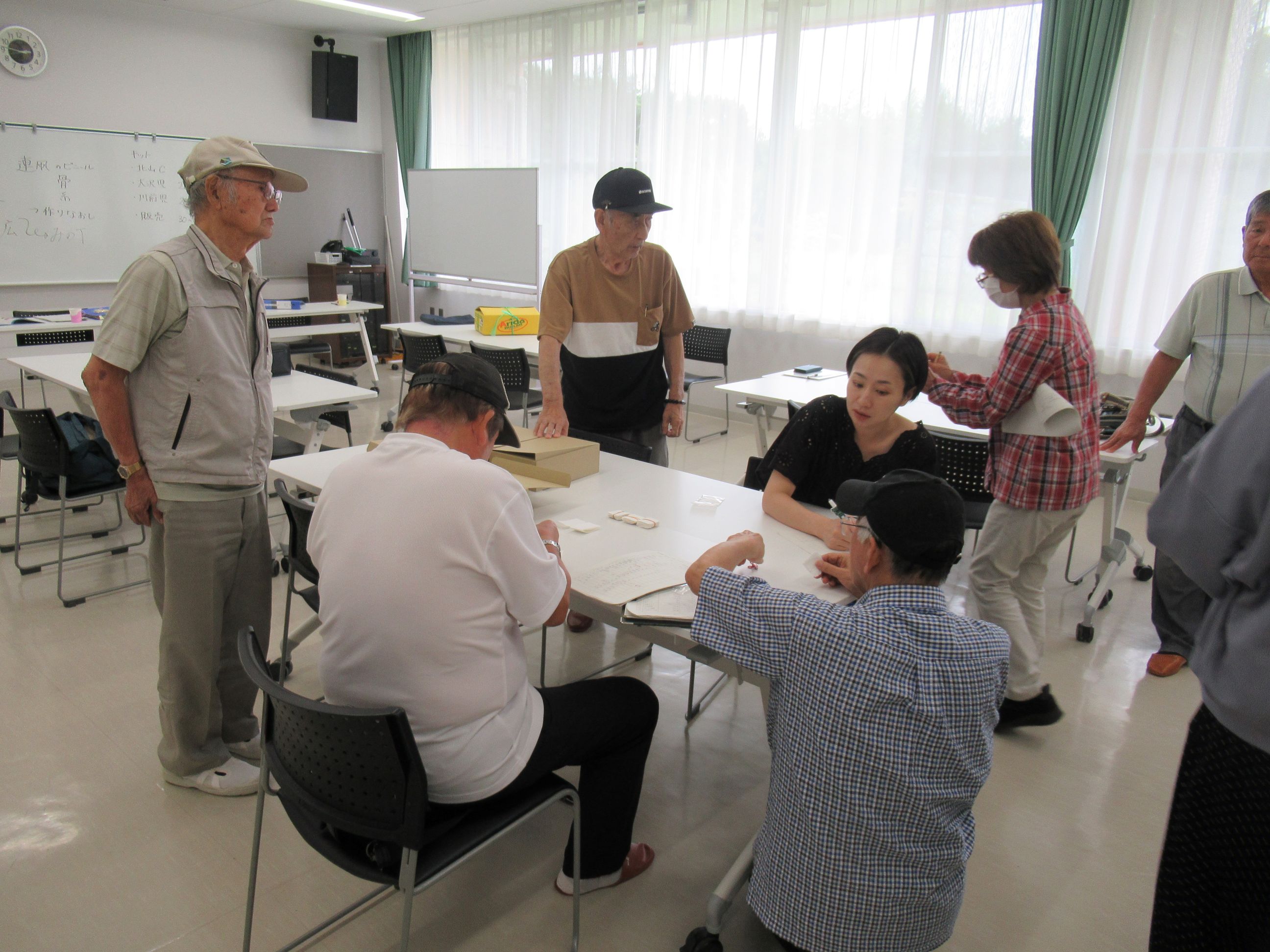 手分けしながら凧作製キットの部品を確認しました。