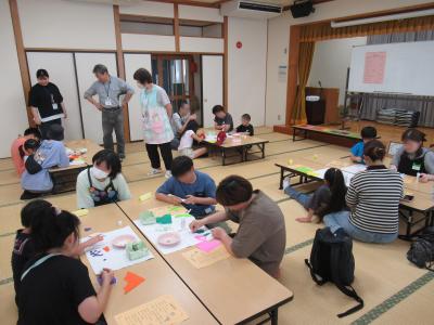 うちわづくりに取り組んでいます