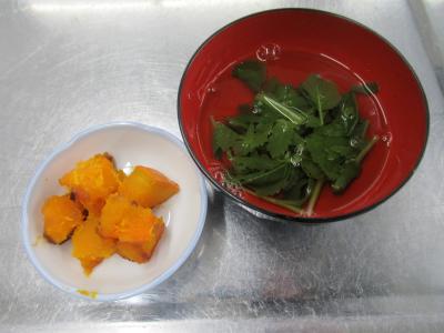 カボチャの煮物と大根の葉の汁物です