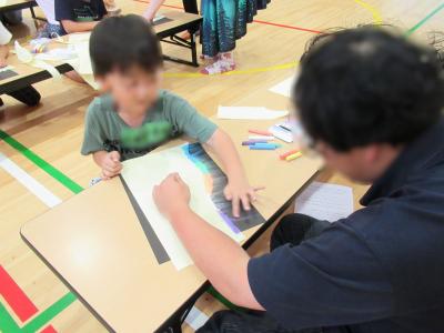 親子で一緒にオーロラの絵を描いています