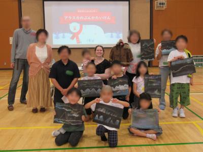 描いた絵を持って集合写真を撮りました