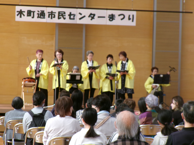 ステージで歌っている団体の様子