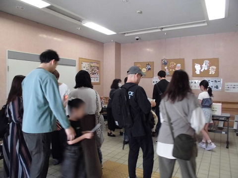 お楽しみクジを引いている人たちの様子