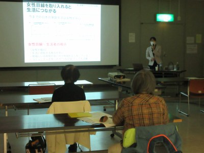 熱心に耳を傾ける受講生の皆さん