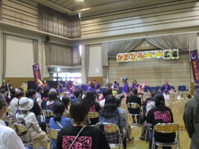 片平つき雀によるすずめ踊りでスタートです。