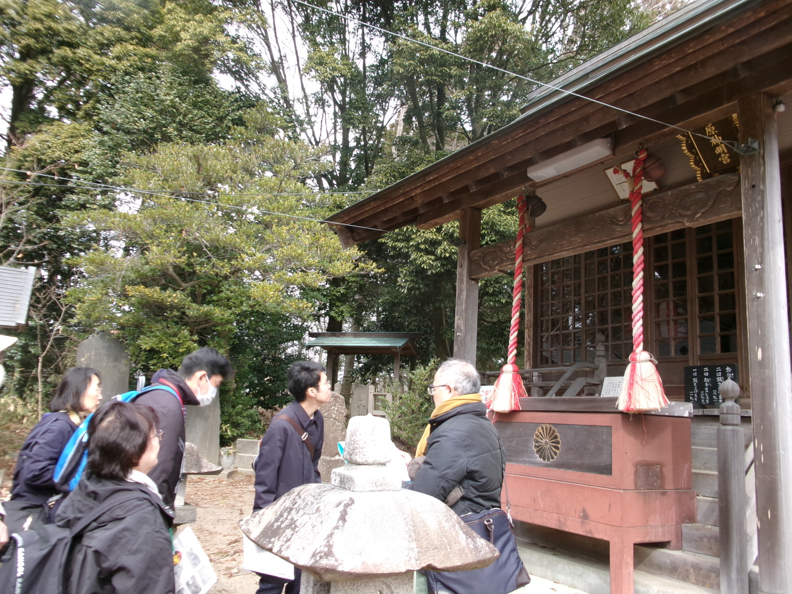 写真：神明宮で説明する様子