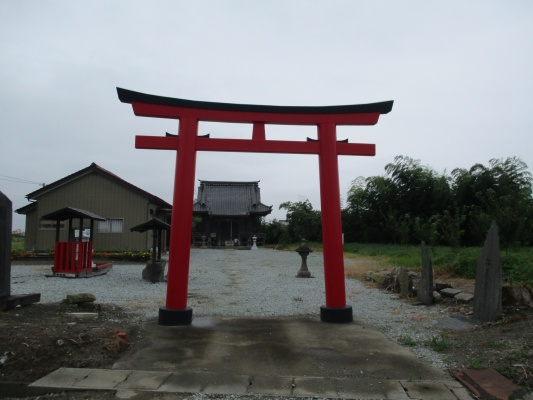 朱色にきれいに塗られた鳥居