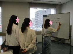 皆で講座のタイトルを考えている様子です。