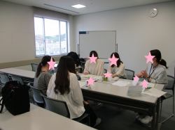 皆で講座の内容等について話し合っている様子です。