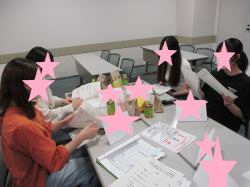 会議で話し合いをしている様子です。1